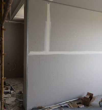 Gesso com cantoneiras metálicas